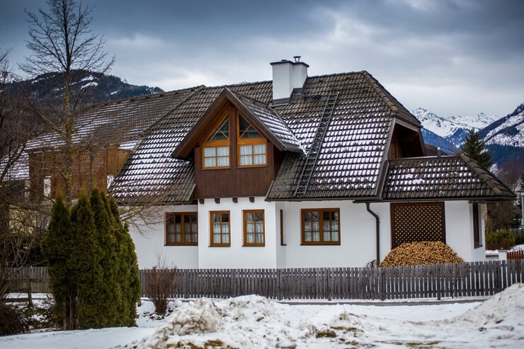 imgi_17_traditional-wooden-house-austrian-alps-snowy-day_454047-7277