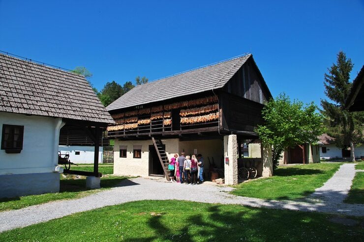 imgi_31_kumrovec-is-traditioanal-croatian-village-north-croatia_134785-23374